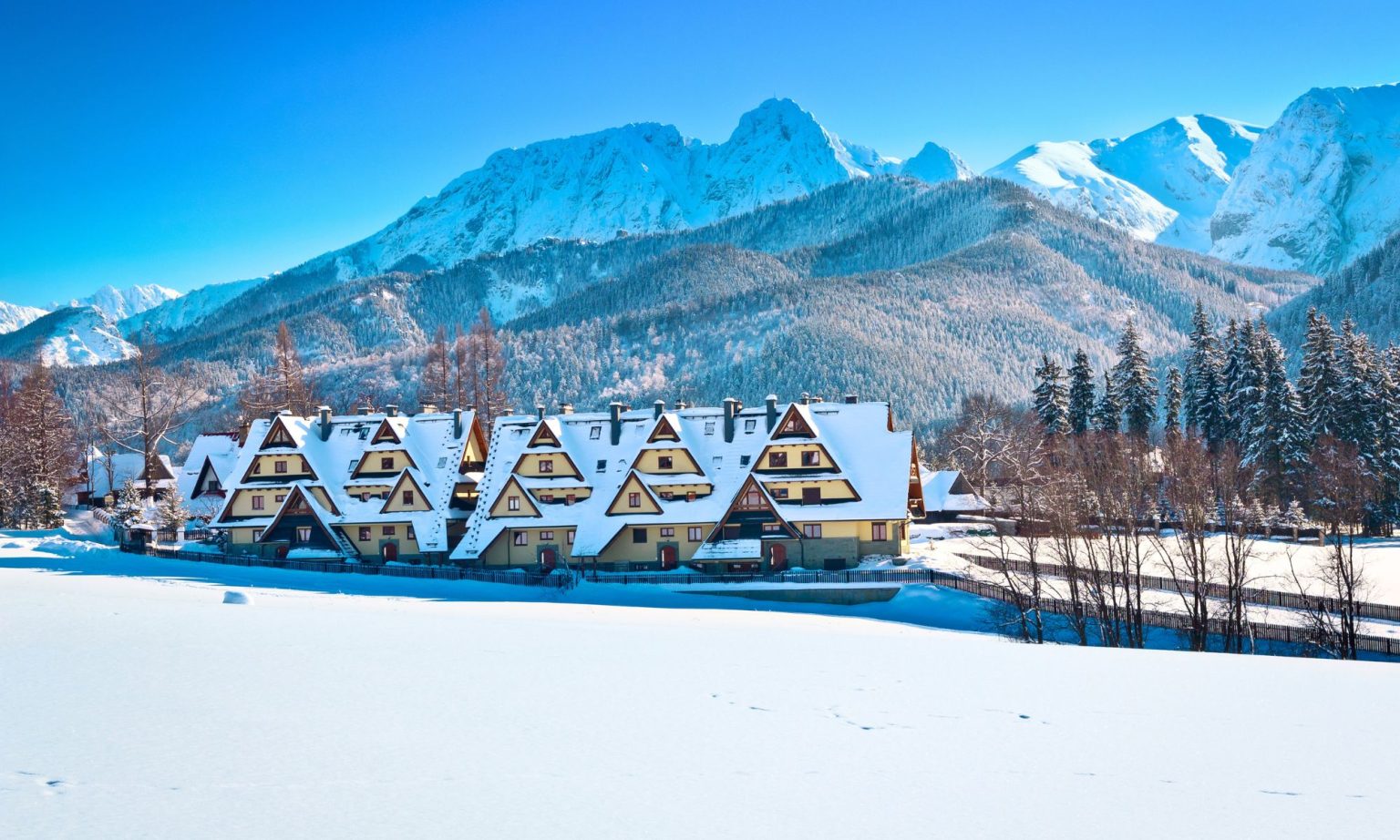 10 Christmas Holiday Destinations with Snow to Experience White